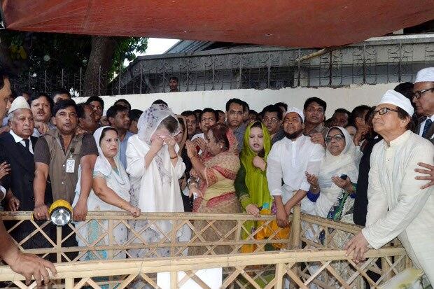 আদালতে জামিন পেয়ে ৩ মাস পর বাসায় ফিরে সোমবার বনানীতে ছোট ছেলে কোকোর কবর জিয়ারত করতে যান খালেদা জিয়া। ছবিঃ ৬ এপ্রিল,২০১৫