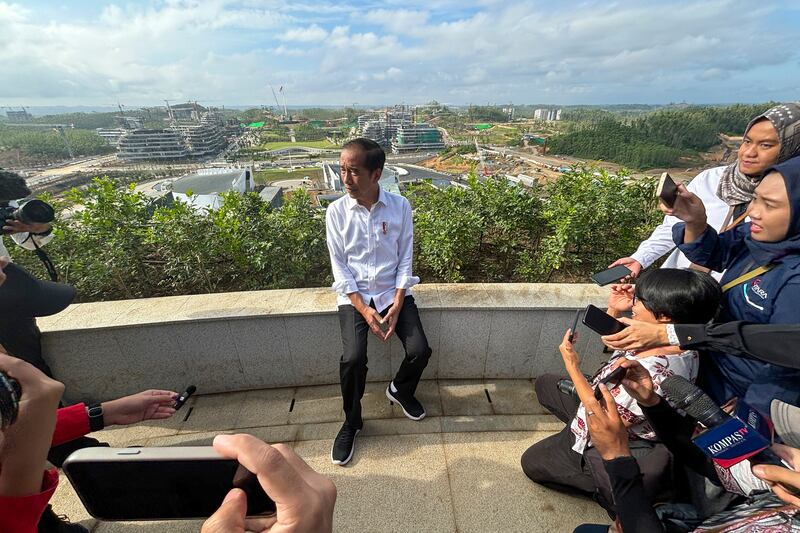 Presiden Joko Widodo (tengah) berbicara kepada wartawan di Nusantara, ibu kota baru Indonesia yang sedang dibangun di Penajam Paser Utara, Kalimantan Timur, 29 Juli 2024. [Fadlan Syam/AP]