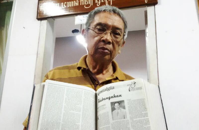 Wiyoto, staf redaksi Panjebar Semangat, menunjukkan tulisan Susilo Bambang Yudhoyono saat duduk di bangku Sekolah Menengah Pertama (SMP) yang dipublikasi lagi pada 6 September 2008. (Yovinus Guntur/BeritaBenar) 