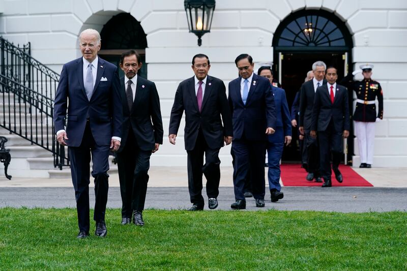 Presiden AS Joe Biden (kiri) dan para pemimpin dari Perhimpunan Bangsa-Bangsa Asia Tenggara (ASEAN) tiba untuk foto bersama di halaman selatan Gedung Putih di Washington DC, 12 Mei 2022. [AFP].
