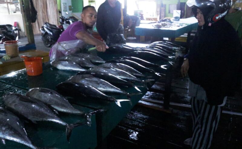 A fishmonger (left) sells fish to a customer at a market in Ranai, in Indonesia's Natuna regency, Dec. 6, 2019. [Nosa Normanda/BenarNews] 