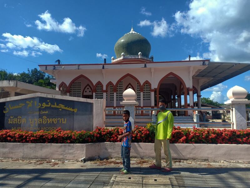 ประชาชนในอำเภอยะหา จังหวัดยะลา เดินผ่านหน้ามัสยิดนูรุล อิหซาน ที่มีเพียงผู้ดูแลมัสยิดทำการละหมาด เพื่อรักษาความเป็นมัสยิดเท่านั้น วันที่ 24 เมษายน 2563 (เบนาร์นิวส์)