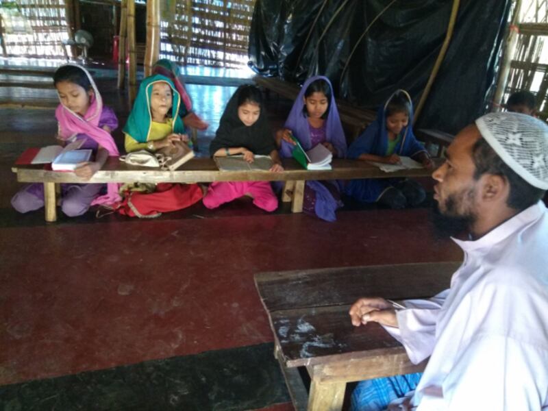 একটি মক্তবে শিশুদের পড়াচ্ছেন রোহিঙ্গা মৌলভি। লেদা অনিবন্ধিত রোহিঙ্গা ক্যাম্প, টেকনাফ, কক্সবাজার। জানুয়ারি ১৬, ২০১৭।