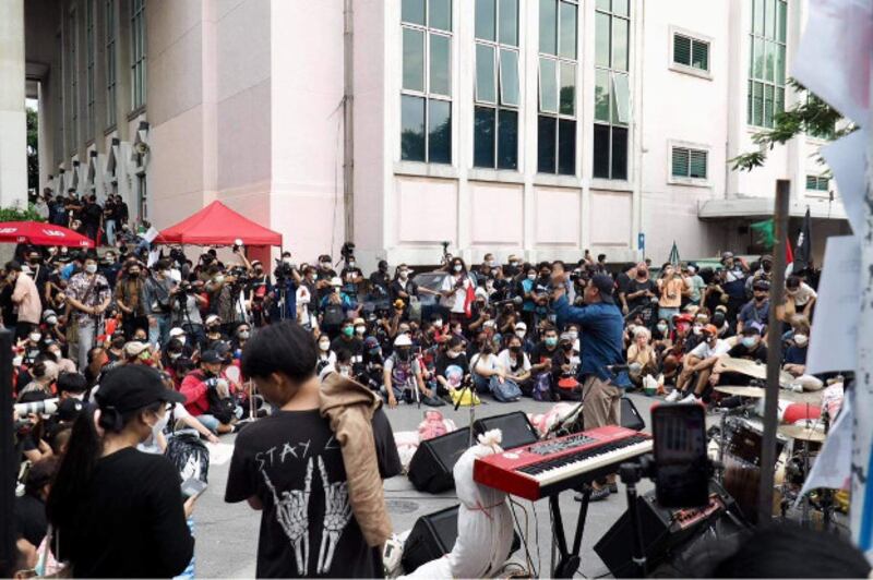 211006-TH-crowd.jpg