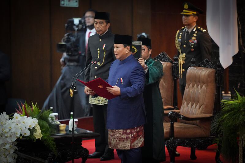 Prabowo Subianto, mengambil sumpah jabatan sebagai presiden di hadapan mantan Presiden Joko “Jokowi” Widodo dalam upacara pelantikan di gedung DPR di Jakarta, 20 Oktober 2024. [Tatan Syuflana/AP]