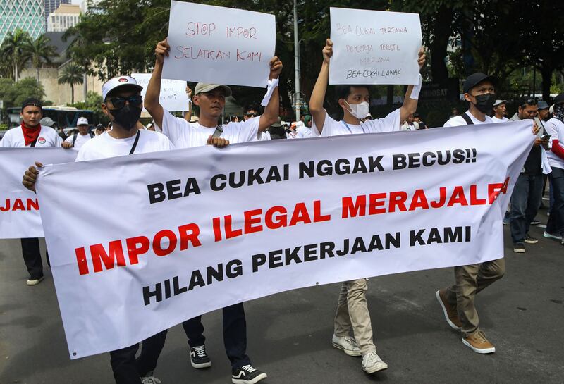 Massa dari Aliansi Industri Kecil Menengah (IKM) dan Pekerja Tekstil Indonesia menggelar aksi unjuk rasa di kawasan Patung Kuda, Jakarta, 27 Juni 2024. Aksi tersebut digelar untuk menuntut tanggung jawab pemerintah atas banyaknya pabrik tekstil yang gulung tikar hingga membuat warga kehilangan pekerjaan. [Eko Siswono Toyudho/BenarNews]