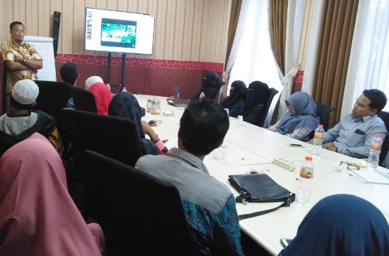 Santri dan komunitas berdiskusi mengenai tema yang akan diangkat bersama untuk menangkal paham radikal di Malang, Jawa Timur, 20 Oktober 2018. (Eko Widianto/BeritaBenar)