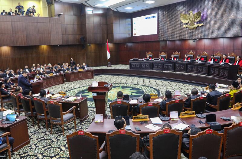 Delapan anggota majelis hakim Mahkamah Konstitusi mendengarkan keterangan terkait pendanaan bantuan sosial jelang Pilpres 2024 di Mahkamah Konstitusi di Jakarta, 5 April 2024. [Eko Siswono Toyudho/BenarNews]