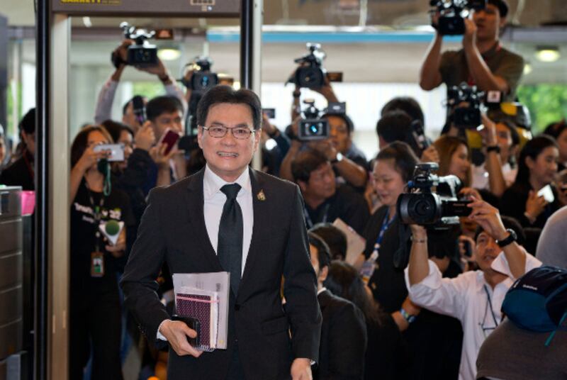 นายจุรินทร์ ลักษณวิศิษฎ์ หัวหน้าพรรคประชาธิปัตย์ เดินทางมาถึงรัฐสภา ในกรุงเทพฯ เพื่อลงมติเลือกนายกรัฐมนตรี วันที่ 5 มิถุนายน 2562