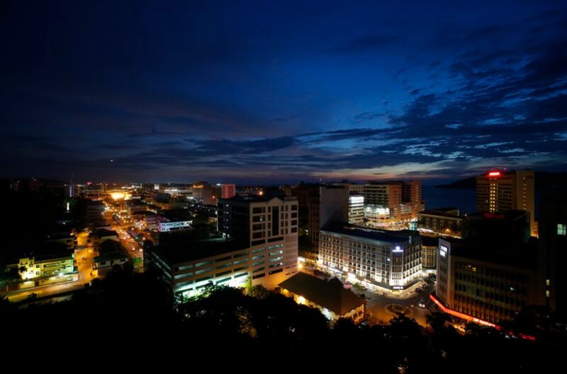 Pemandangan Kota Kinabalu, ibu negeri Sabah yang terletak di Kepulauan Borneo di bahagian Malaysia, semasa matahari terbenam, 17 Sept 2012. [Bazuki Muhammad/Reuters]
