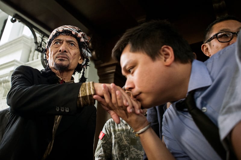 A man kisses the hand of Moro National Liberation Front founder Nur Misuari at Malacanang Palace in Manila, Nov. 3, 2016. [AFP]