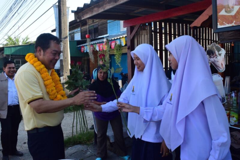 Thawee Sodsong, Prachachart Party's secretary-general, greets students while campaigning in Pattani, southern Thailand, March 2, 2019. [Mariyam Ahmad/BenarNews]