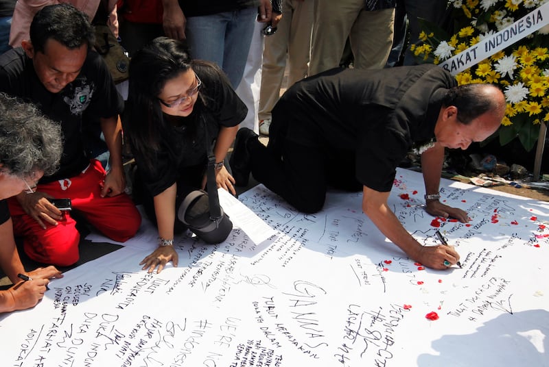 2009-07-20T120000Z_1104441657_GM1E57K17HQ01_RTRMADP_3_INDONESIA-EXPLOSIONS.JPG