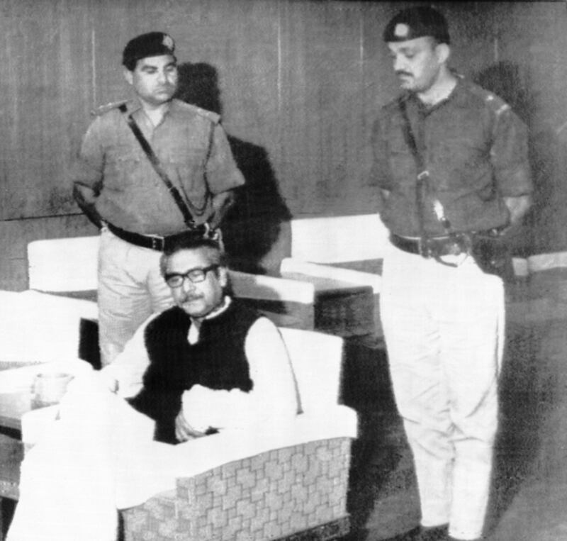 ২৬ মার্চ ঢাকা থেকে গ্রেপ্তার করে নিয়ে যাবার পর করাচি বিমানবন্দরে পাকিস্তানি নিরাপত্তারক্ষীদের পাহারায় শেখ মুজিবুর রহমান। ১০ এপ্রিল ১৯৭১। 