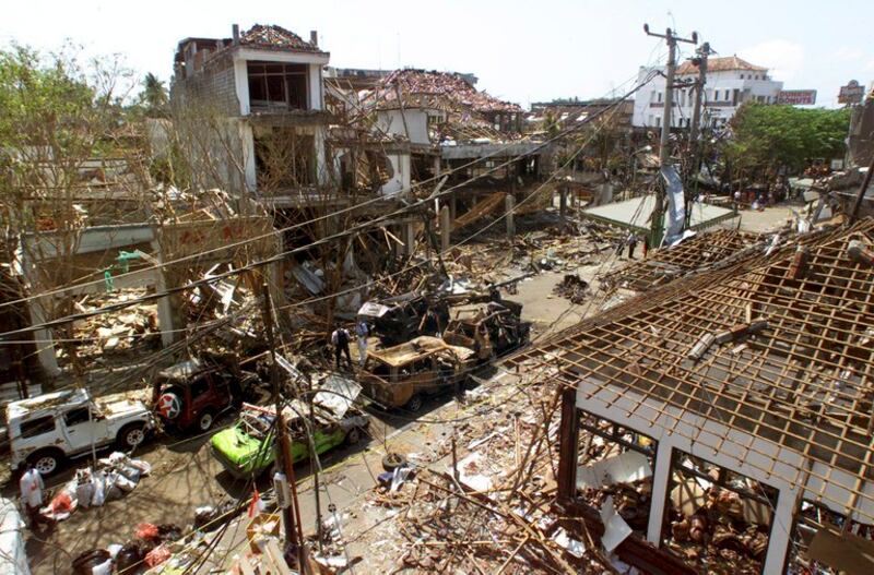 Suasana di lokasi ledakan bom di Kuta, Pulau Bali, dalam foto yang diambil pada 17 Oktober 2002, lima hari setelah ledakan di tempat hiburan malam yang menewaskan lebih dari 200 orang. [Jonathan Drake/Reuters]