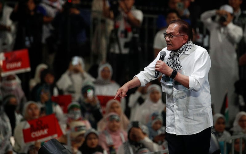 Perdana Menteri Malaysia Anwar Ibrahim berucap pada perhimpunan bagi menunjukkan sokongan kepada rakyat Palestini susulan peningkatan konflik di antara Israel dan Hamas di Kuala Lumpur, 24 Okt 2023. [Hasnoor Hussain/Reuters]