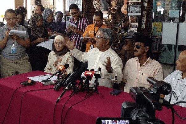 Bekas Menteri di Jabatan Perdana Menteri Zaid Ibrahim semasa satu sidang media di Kajang, Selangor, 16 Januari, 2014.