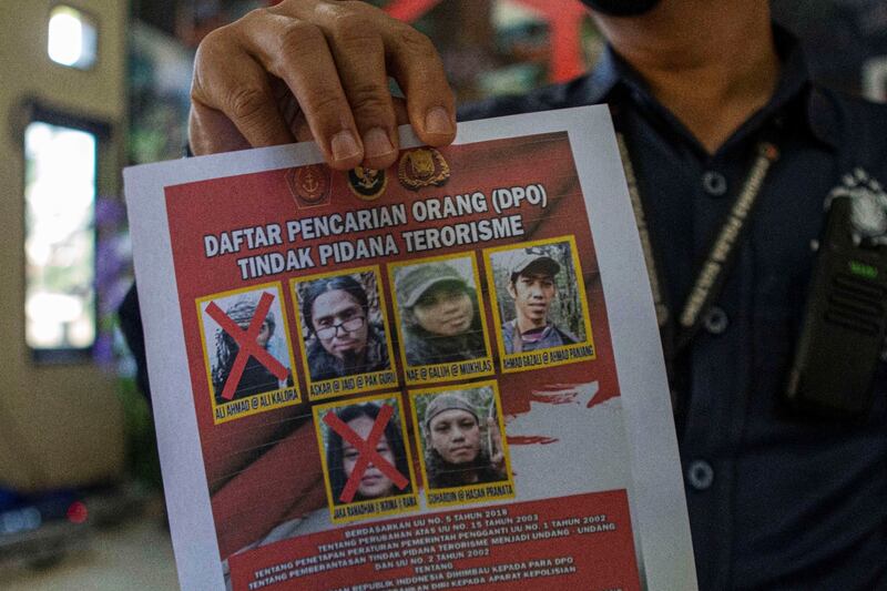 Petugas memperlihatkan foto anggota militan Mujahidin Indonesia Timur (MIT) yang tersisa empat orang, di kantor Polres Parigi Moutong, Sulawesi Tengah, 19 September 2021. (Keisyah Aprilia/BenarNews)