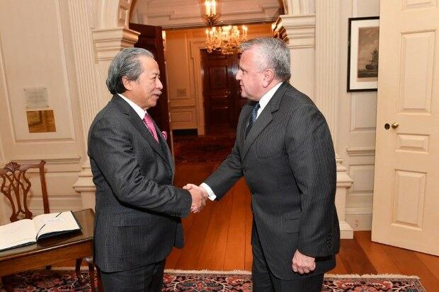 Menteri Luar Malaysia Anifah Aman berjabat salam dengan Timbalan Setiausaha Negara Amerika Syarikat John J. Sulivan dalam satu pertemuan di Washington D.C. 26 Mac, 2018.