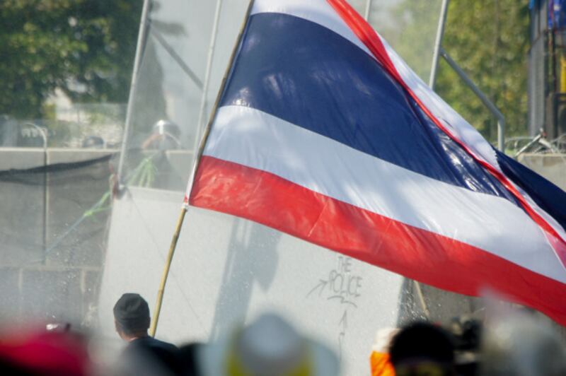 Anti-government protestors stand-off with police as they try to force their way into the office of then-Prime Minister Yingluck Shinawatra, in Bangkok, Dec. 2, 2013. [Pimuk Rakkanam/BenarNews] 