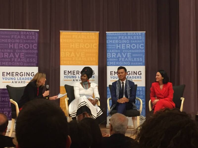 Diovio Alfath (kedua dari kanan) ketika menjawab beberapa pertanyaan dari Asisten Menteri Luar Negeri AS untuk Pendidikan dan Kebudayaan, Marie Royce (kiri), dalam acara pemberian penghargaan "Emerging Young Leaders Award" di Washington DC, 2 Mei 2018. (Ika Inggas/BeritaBenar)