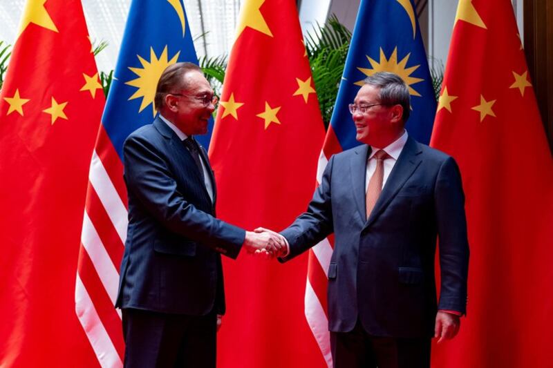 Perdana Menteri Malaysia Anwar Ibrahim bertemu dengan Perdana Menteri China Li Qiang di The Grand Halls di Shanghai, 5 Nov, 2024. [Facebook Anwar Ibrahim]