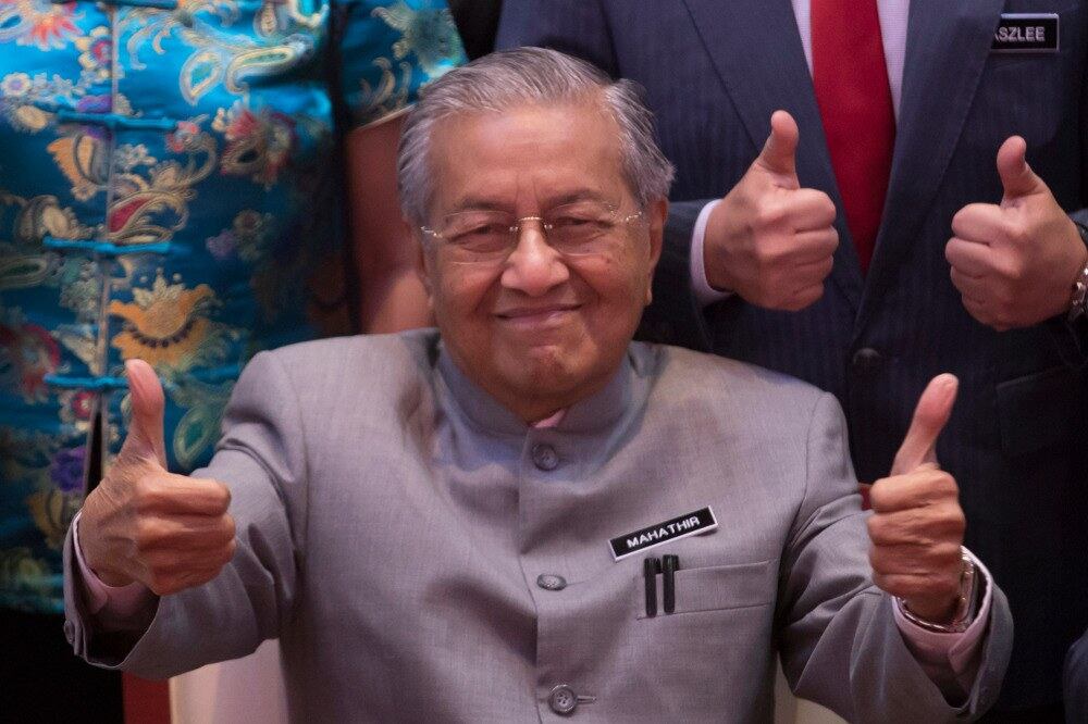 Perdana Menteri Malaysia Mahathir Mohamad menunjukkan tanda bagus semasa sidang media di Putrajaya, ibu kota pentadbiran negara, 9 Mei 2019.