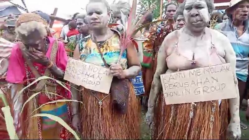 Masyarakat adat Papua memprotes pembukaan lahan untuk proyek penanaman padi di tanah adat mereka yang dipimpin militer di Wanam, Merauke, pada 24 September 2024. [Foto: Pusaka]