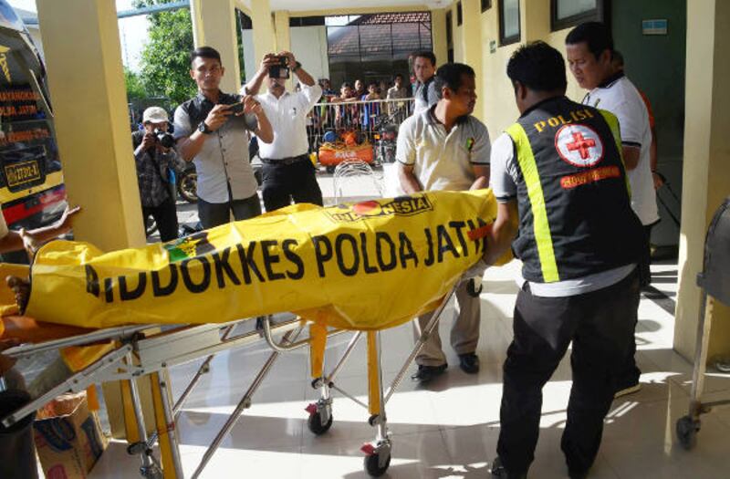Officers transport the body of an alleged terrorist to the Police Bhayangkara Hospital in Surabaya, May 14, 2018. (Yovinus Guntur/BenarNews)