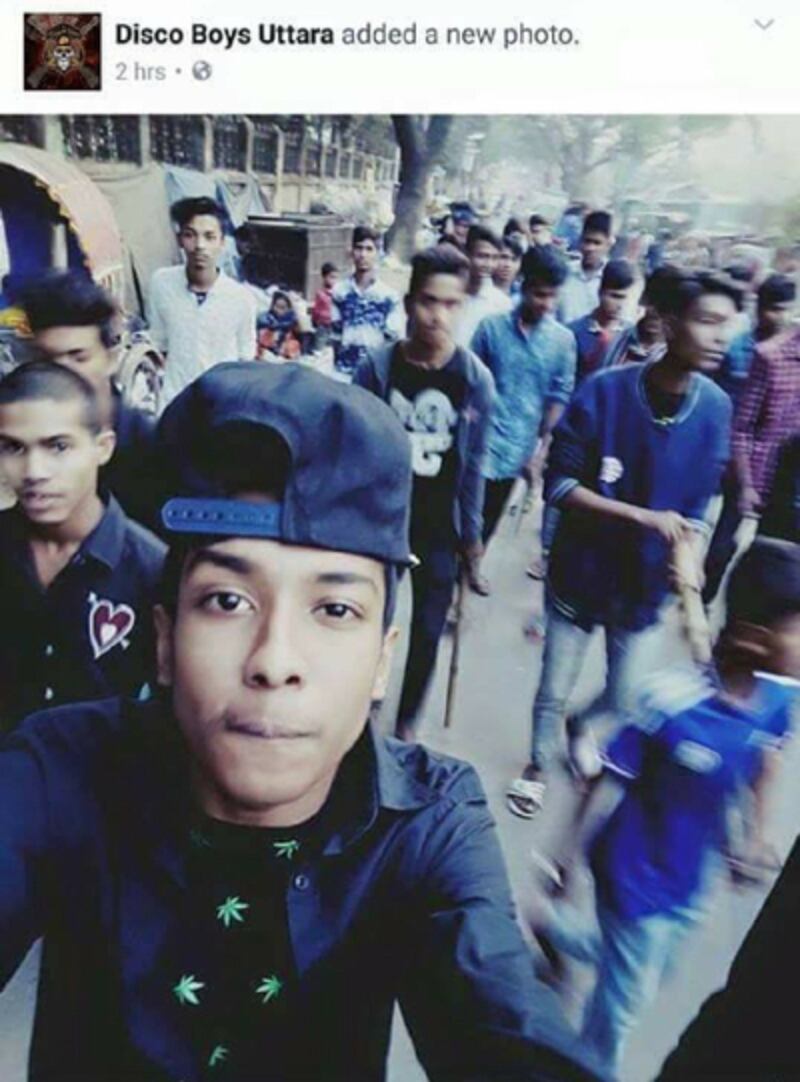 আদনানের ওপর হামলার আগে ‘ডিস্কো' গ্রুপের ফেসবুক পাতায় এই ছবি পোস্ট করা হয়, যাতে কয়েকজনের হাতে লাঠি-রড দেখা যাচ্ছে। ফাইল ফটো।