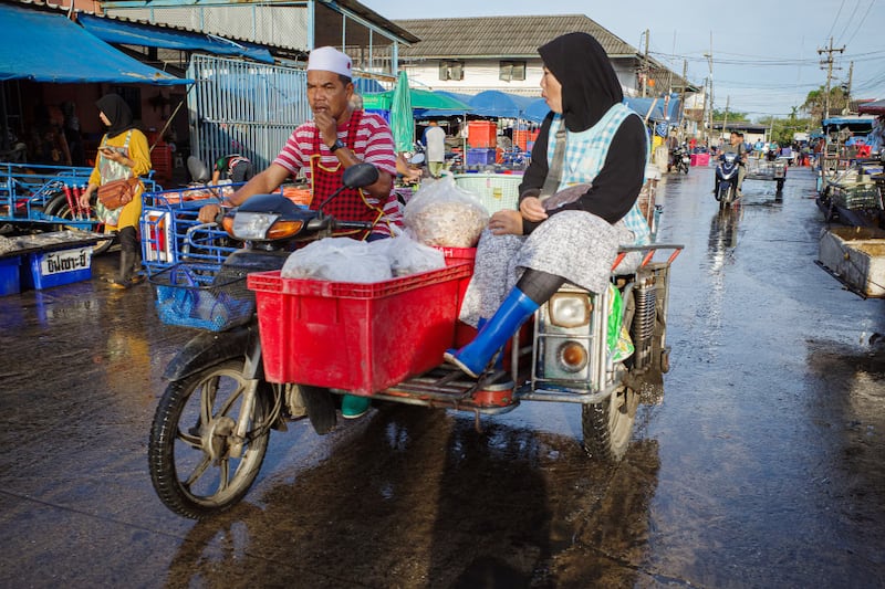 TH-fish-ss5 13-muslim-women-pattani.JPG