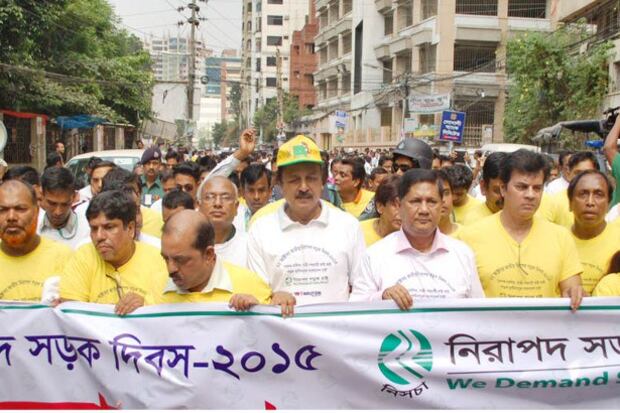 জাতীয় সড়ক নিরাপত্তা দিবস উপলক্ষে ঢাকায় নিরাপদ সড়ক চাই দাবিতে একটি র্যালির নেতৃত্ব দিচ্ছেন চিত্রনায়ক ইলিয়াস কাঞ্চন। ২২ অক্টোবর, ২০১৫