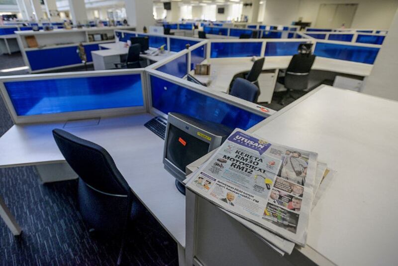 The last edition of Utusan Malaysia can be seen at the newspaper's newsroom after employees received notice from the company that it would cease publications, Oct. 9, 2019. [S. Mahfuz/BenarNews]