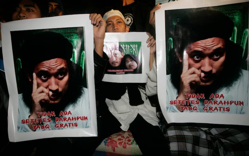 2008-11-08T120000Z_1401381085_GM1E4B9077D01_RTRMADP_3_INDONESIA-EXECUTIONS.JPG