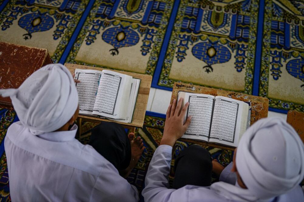 Pelajar-pelajar tahfiz sedang menghafal Al-Quran di sebuah madrasah di Sungai Buloh, Selangor, 27 April 2018.